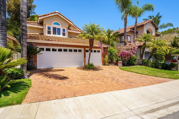 Attached, Exterior, Facade, Mediterranean