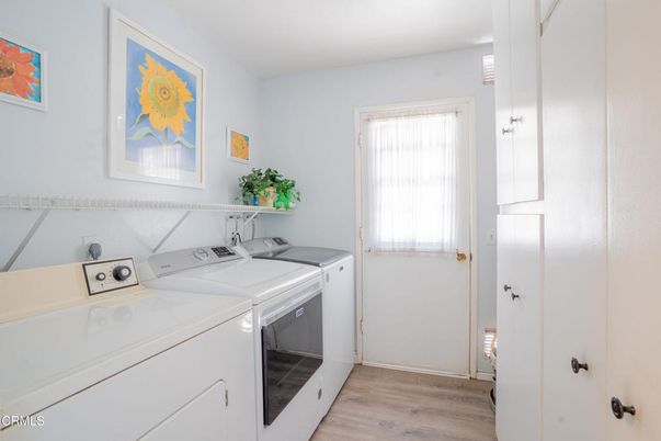Interior, Washer, Wood Texture Flooring