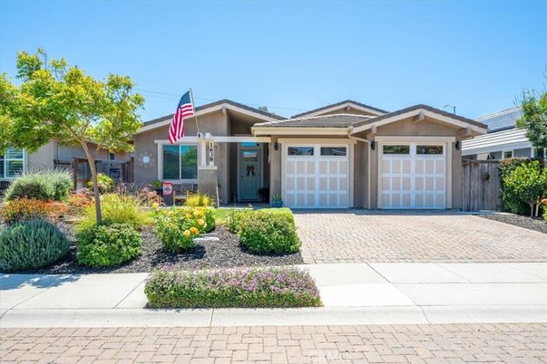 Attached, Exterior, Facade, American Craftsman