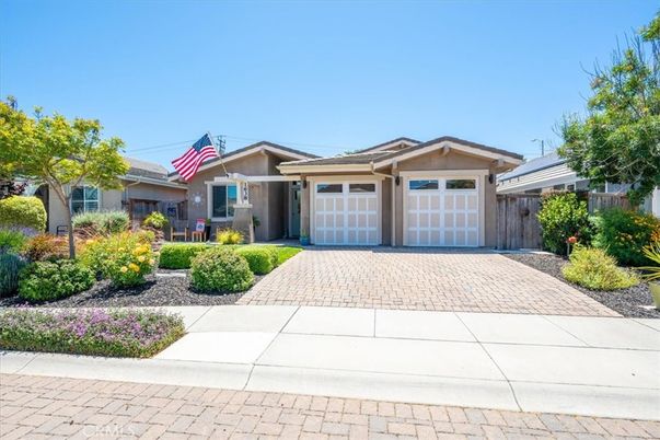 Attached, Exterior, Facade, American Craftsman