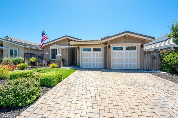 Attached, Exterior, Facade, Ranch