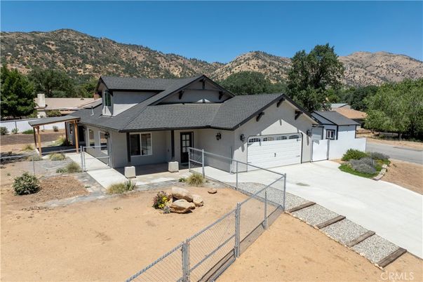 Attached, Exterior, Facade, Ranch