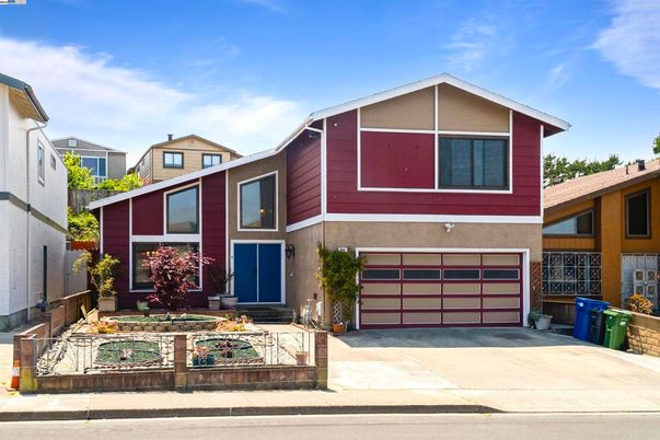 Attached, Exterior, Facade, Modern