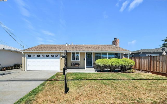 Attached, Exterior, Facade, Ranch