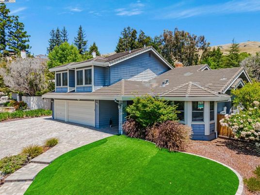 Attached, Exterior, Facade, American Craftsman