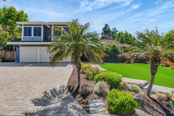 Attached, Backyard, Exterior, Facade, Modern