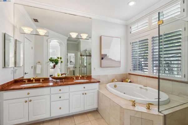 Bathroom, Dual Sink Vanities, Interior, Recessed Lighting
