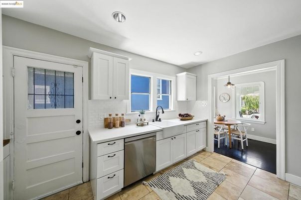 Dining room, Interior, Kitchen, Pendant Lights, Recessed Lighting, Stainless Steel Appliances