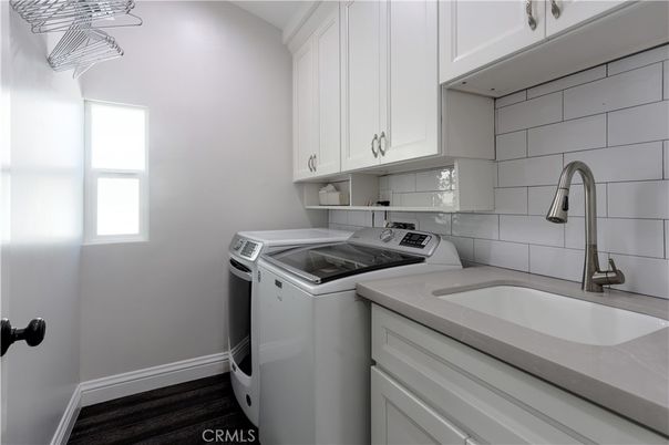 Interior, Washer, Wood Texture Flooring