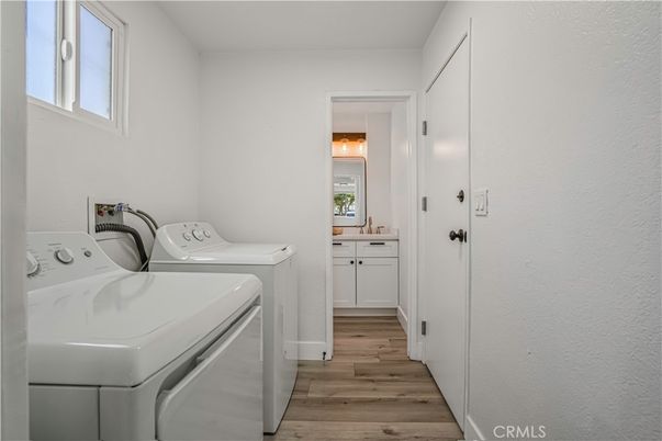 Interior, Washer, Wood Texture Flooring