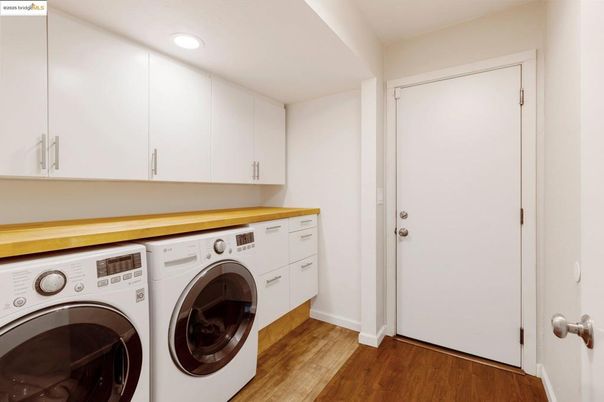 Interior, Recessed Lighting, Washer, Wood Texture Flooring