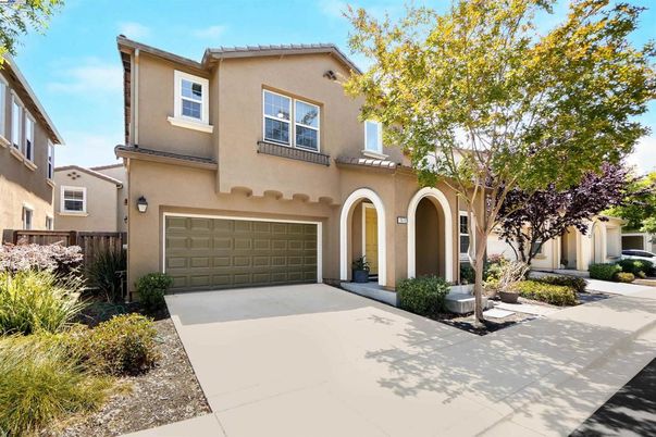 Attached, Exterior, Facade, Mediterranean