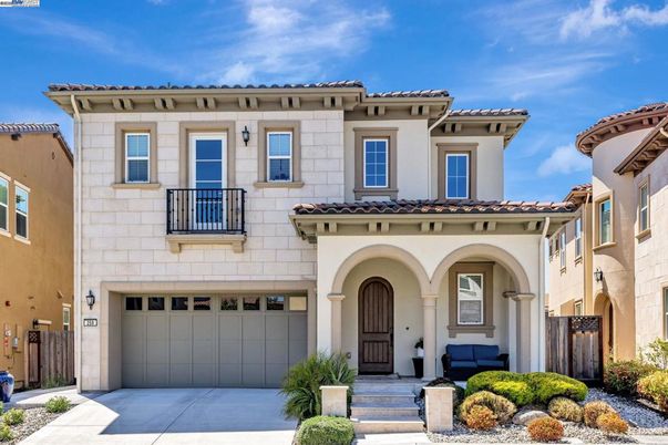 Attached, Exterior, Facade, Mediterranean