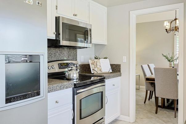 Chandelier, Dining room, Interior, Kitchen, Stainless Steel Appliances