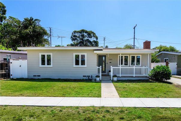 Exterior, Facade, Ranch