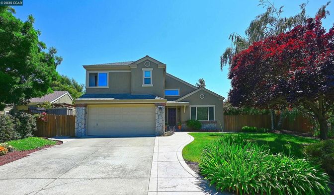 Attached, Exterior, Facade, American Craftsman