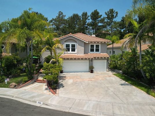 Attached, Exterior, Facade, Mediterranean