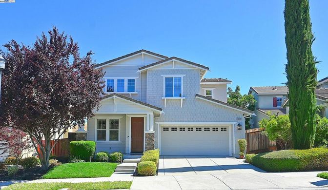 Attached, Exterior, Facade, American Craftsman