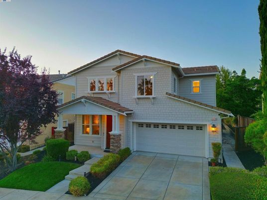 Attached, Exterior, Facade, American Craftsman