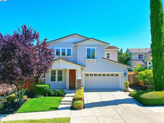 Attached, Exterior, Facade, American Craftsman