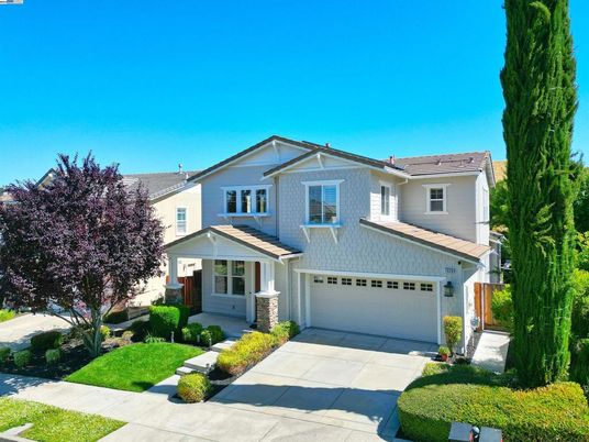 Attached, Exterior, Facade, American Craftsman