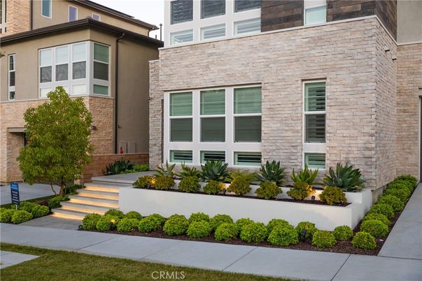 Exterior, Facade, Rowhouse