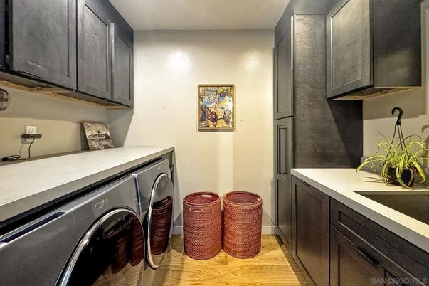 Interior, Washer, Wood Texture Flooring