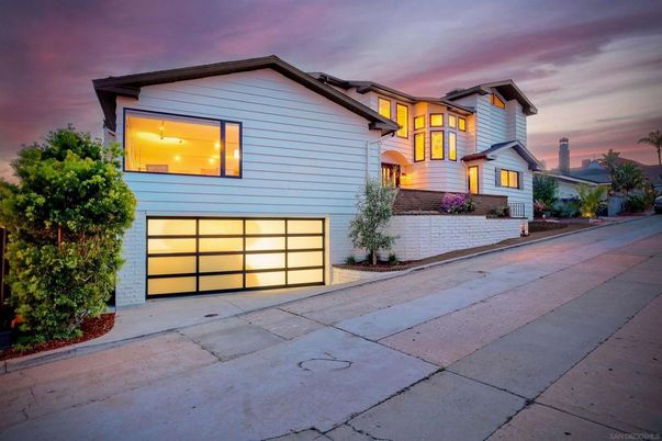 Attached, Exterior, Facade, Modern