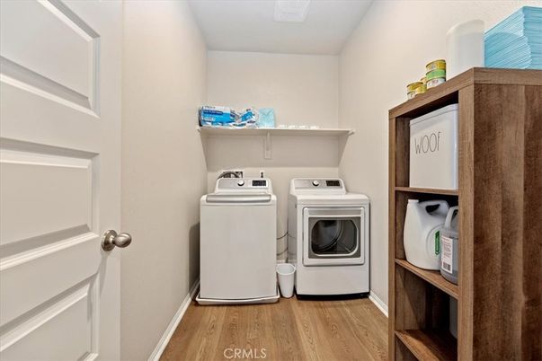 Interior, Washer, Wood Texture Flooring