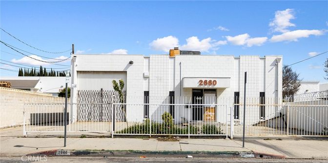 Exterior, Facade, Modern