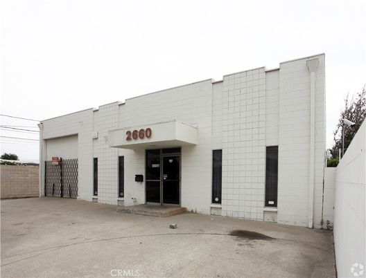 Exterior, Facade, Modern