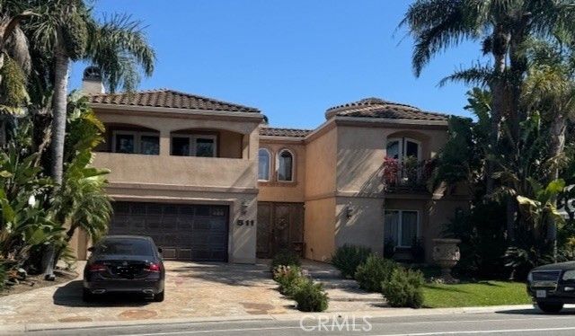 Attached, Exterior, Facade, Mediterranean