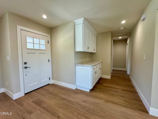 Interior, Recessed Lighting, Washer, Wood Texture Flooring