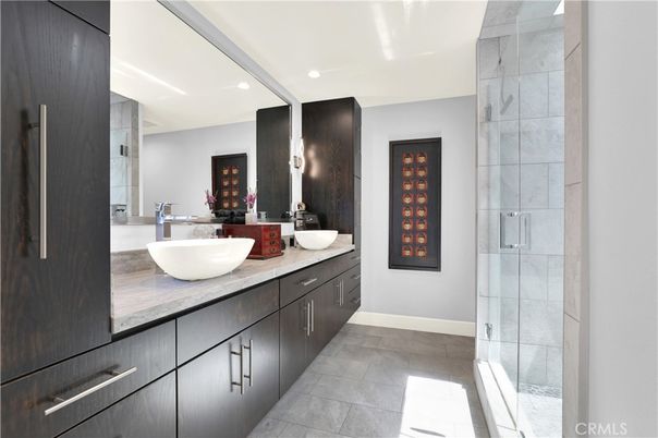 Bathroom, Dual Sink Vanities, Interior, Recessed Lighting