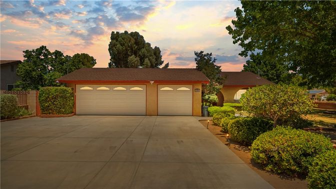 Attached, Exterior, Facade, Ranch