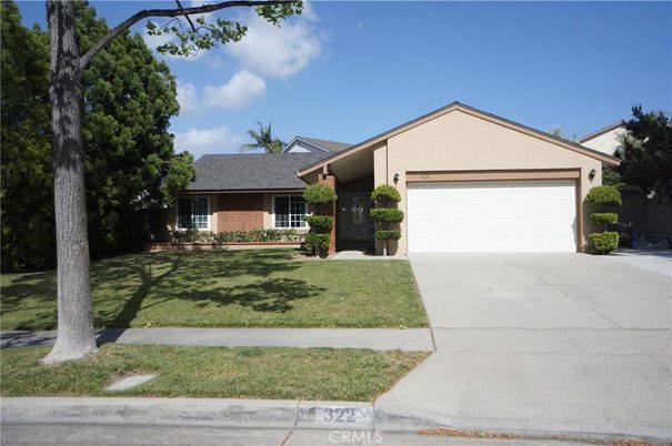 Attached, Exterior, Facade, Ranch
