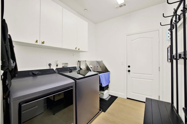 Interior, Recessed Lighting, Washer, Wood Texture Flooring