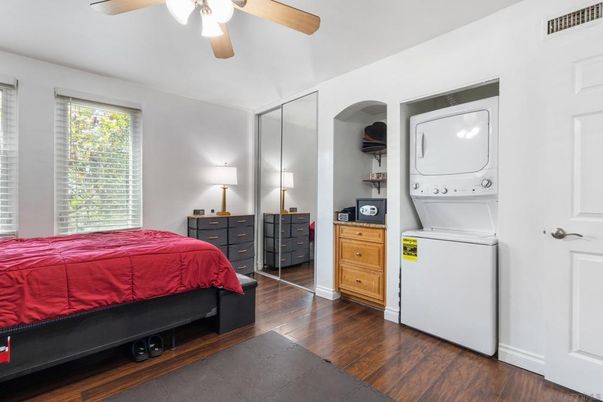 Bedroom, Interior, Utility Closets, Washer, Wood Texture Flooring