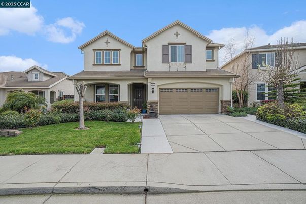 Attached, Exterior, Facade, American Craftsman