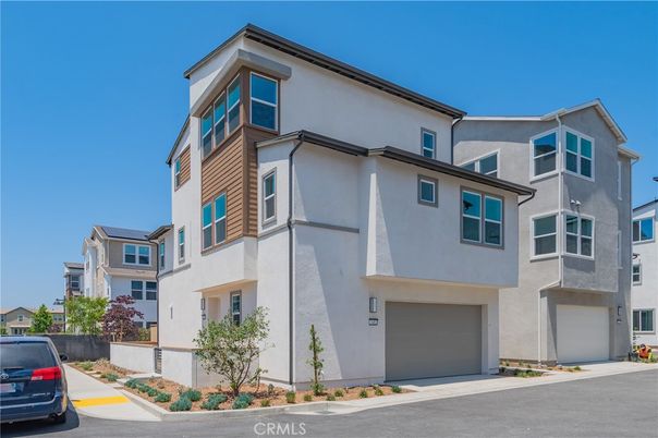 Attached, Exterior, Facade, Rowhouse