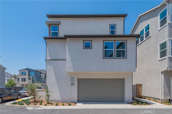 Attached, Exterior, Facade, Modern