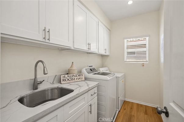 Interior, Recessed Lighting, Washer, Wood Texture Flooring