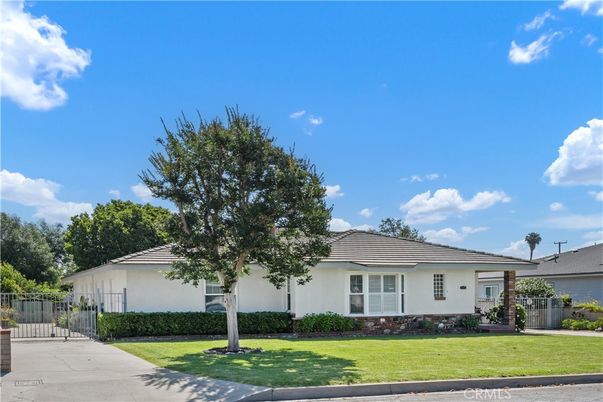 Backyard, Exterior, Facade, Ranch