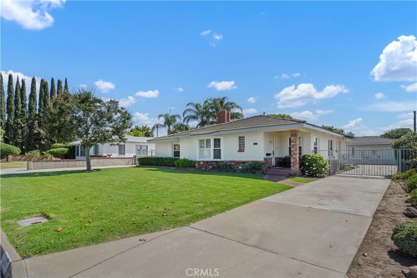 Backyard, Exterior, Facade, Ranch