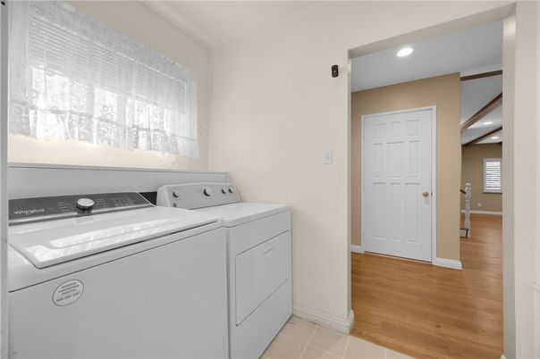 Interior, Recessed Lighting, Washer, Wood Texture Flooring