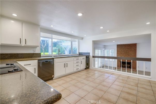 Fireplace, Interior, Kitchen, Recessed Lighting