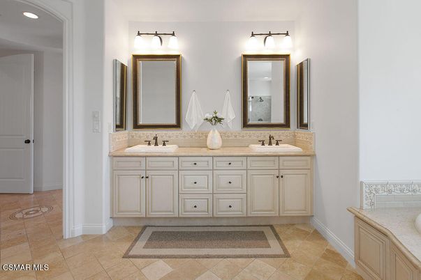 Bathroom, Dual Sink Vanities, Interior, Recessed Lighting