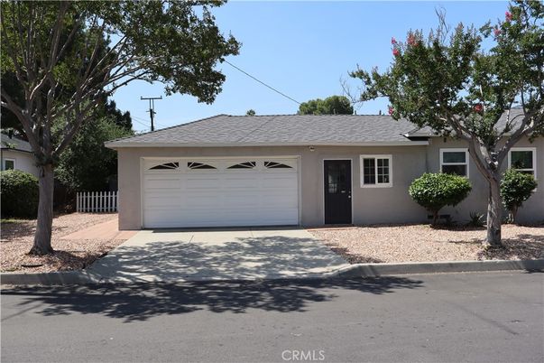 Attached, Exterior, Facade, Ranch