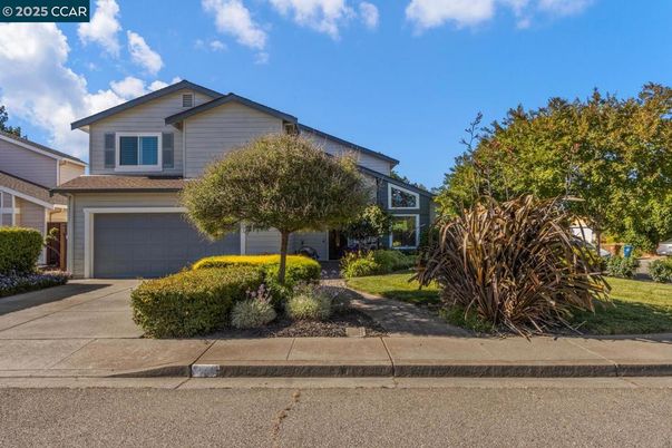 Attached, Exterior, Facade, American Craftsman