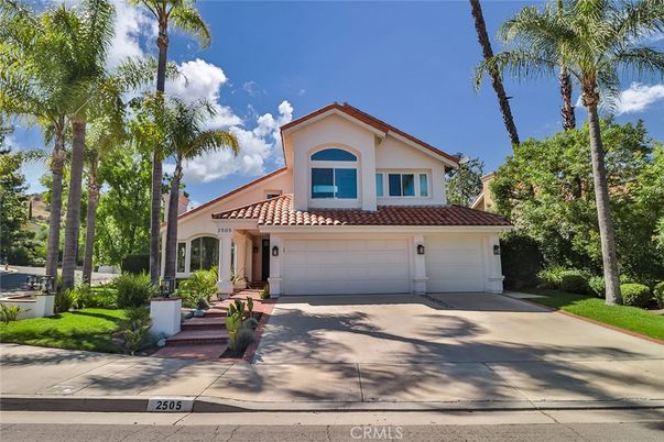 Attached, Exterior, Facade, Mediterranean